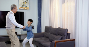 祖孙在客厅玩耍跳舞21秒视频