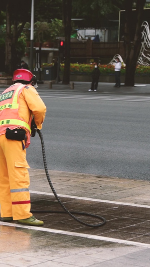 深圳街头清洗公共道路的清洁工劳动者11秒视频