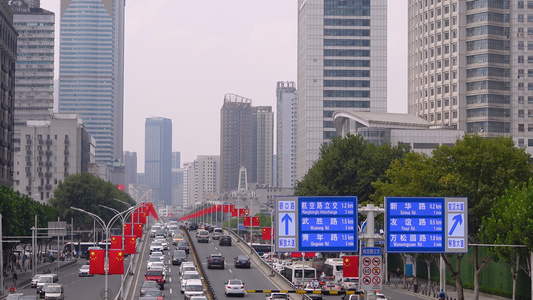 国庆节街道上布满五星红旗的道路视频