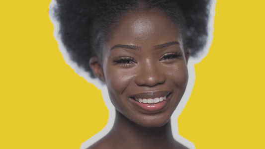 带着多彩黄色背景的笑笑笑笑笑笑的非洲女人视频