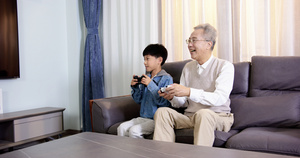 祖孙在客厅一起玩手柄游戏63秒视频