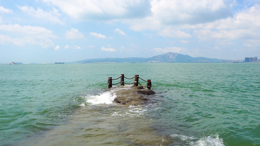 厦门海岸线海浪拍打警戒石视频