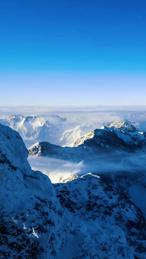 新疆天山雪山云海翻腾延时冬季雪山21秒视频
