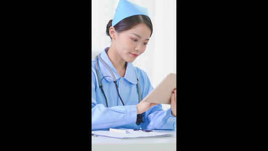 使用平板的女护士竖构图视频视频