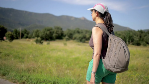 年轻的西班牙女青年在路上行走在美丽的山地风景中慢动作19秒视频