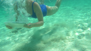 女人用垫子做水下射击19秒视频