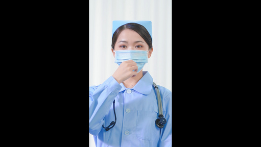 摘下口罩微笑的女护士竖构图视频视频