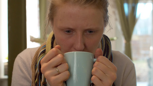 喝热茶的生病的妇女27秒视频