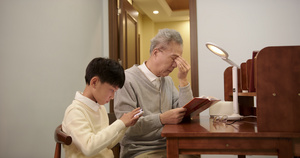 祖孙在书房看书玩手机50秒视频
