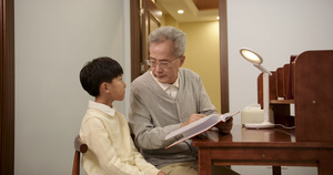 爷爷在书房教孙子读书65秒视频