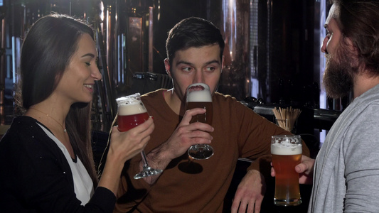 一群朋友在酒吧一起喝酒喝手工艺品啤酒视频