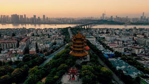 4K航拍晚霞天的武汉城市地标黄鹤楼和城市风光45秒视频