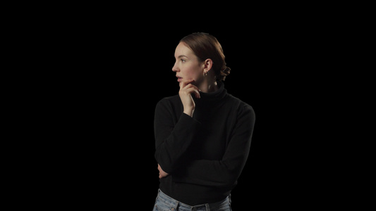 年轻女性在孤立背景上用手对下巴思考的概况视频