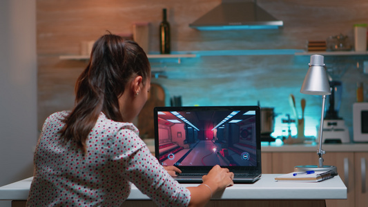 玩家在家在笔记本电脑上玩专业游戏视频