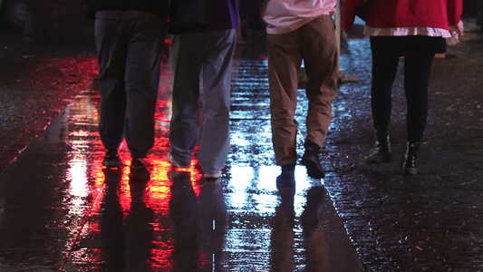 城市夜晚雨夜湿滑地面逛街人物背影4k素材视频