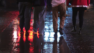 城市夜晚雨夜湿滑地面逛街人物背影4k素材36秒视频