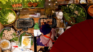 在亚洲美食广场卖食物的妇女14秒视频