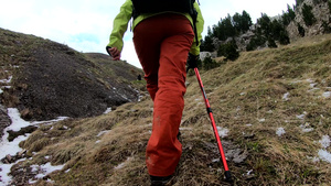 在山上徒步登山后方看到女人背部带着背包在路上走来走去36秒视频