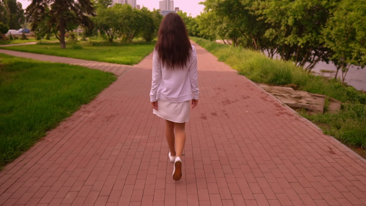 城市中无法辨认的女性漫步视频