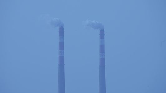 城市周边工厂冒着烟雾的烟囱能源环保4k素材视频