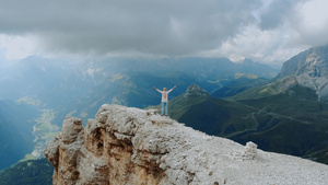 美丽的山岳地貌岩石和女人站在顶端伸展手21秒视频