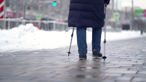 活跃的老年妇女用登山杖训练北欧式行走冬天在户外练习10秒视频