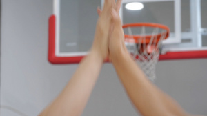 篮球运动员击掌4秒视频