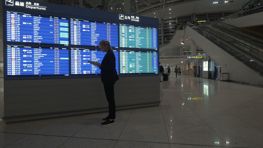 机场飞行日程安排中妇女使用的平板电脑视频