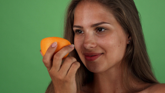 快乐地笑着握着橙色的美丽美丽的女士视频