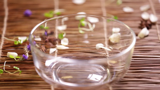 透明反光玻璃碗餐具[盛在]视频