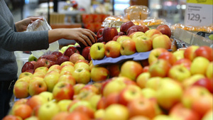 女人在超市装苹果10秒视频