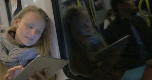 在地铁列车中妇女用平板电脑保持联系16秒视频