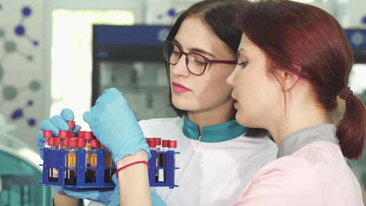 两名年轻女性研究人员从事血液测试管工作视频