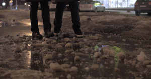 两个人晚上在冬城走来走去13秒视频
