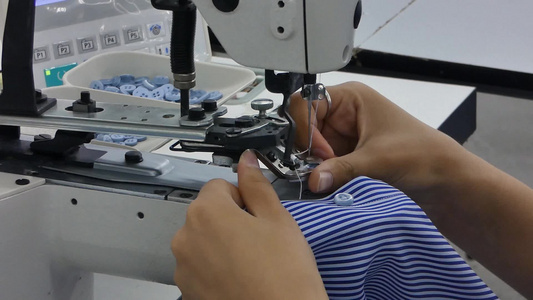 纺织厂缝纫衬衣车间视频