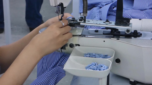 纺织厂缝纫衬衣车间视频