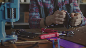 特写工匠手缝制皮革钱包手工缝制钱包22秒视频