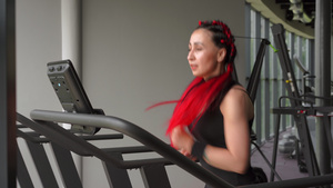 女子跑步跑步机健身房运动员慢跑室内减肥锻炼慢跑有氧17秒视频