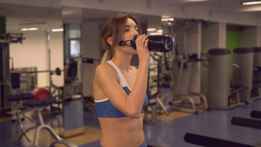 运动女运动员上心血管机喝特殊饮料视频