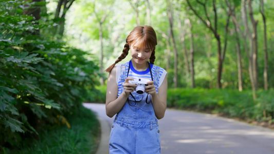 女孩走在小路上拍照视频