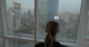 从事商业的妇女在南卡拉亚带有汉城风景的窗户边工作42秒视频