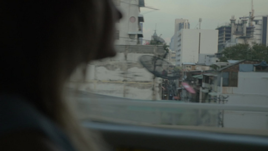 在泰国的Bangkok有妇女乘坐公共汽车旅行视频