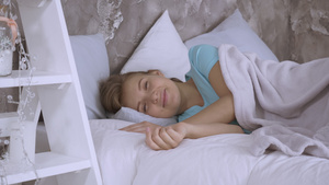美丽的caucasia美丽女人躺在枕头的床上7秒视频