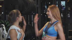 快乐的女朋友在健身房一起打完工后高飞了8秒视频