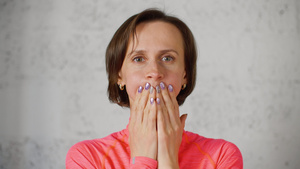 女人用手遮住嘴部的肖像10秒视频