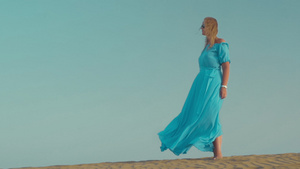 在海滩上穿蓝裙子的女人59秒视频