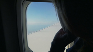 女人在飞机上向窗外看43秒视频