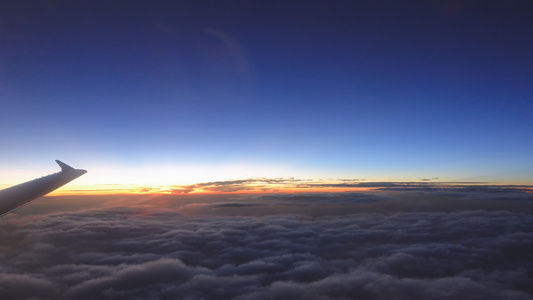 万米高空云层之上蓝天夕阳落日余晖云海视频