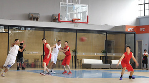篮球运动员传球过人投篮进球85秒视频