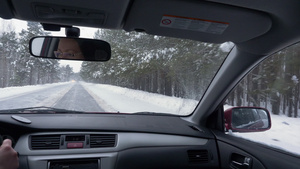 女驾驶员在雪地路上驾驶23秒视频